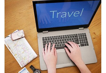 Computerbildschirm und Reise